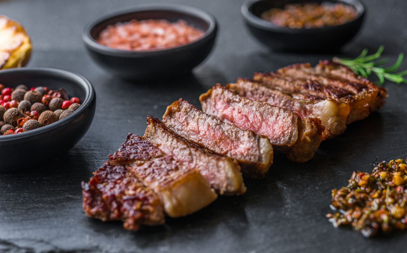 宮崎県産黒毛和牛A4等級以上 高千穂牛ロースブロック 1kg 牛肉 肉 お肉 精肉 国産 高千穂牛 黒毛和牛 和牛 ブランド牛 国産牛 A4 ブロック肉 ロース ブロック 料理 アレンジ ステーキ サイコロステーキ 贈り物 ギフト 贈答 グルメ _Tk002-059